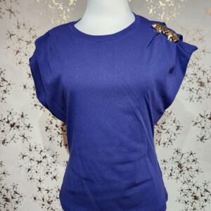 Blusa azul detalle prendedor dorado