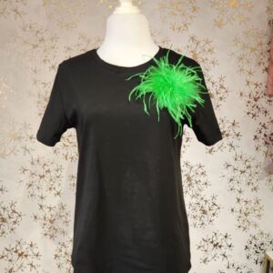 Blusa negra prendedor de plumas verde