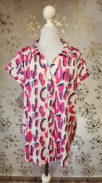 Camisa fondo beige estampados en tonos rosa y verde