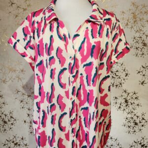 Camisa fondo beige estampados en tonos rosa y verde