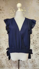 Blusa azul marino olanes en manga y elástico en cintura
