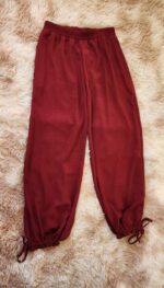 Pantalon elástico tono tinto