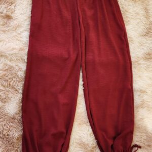 Pantalon elástico tono tinto