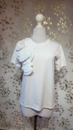 Playera blanca flor tela plisada