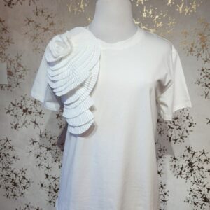 Playera blanca flor tela plisada