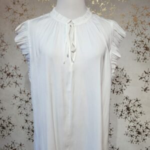 Blusa blanca detalle en manga