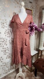 Vestido fresco con estampado de hojas