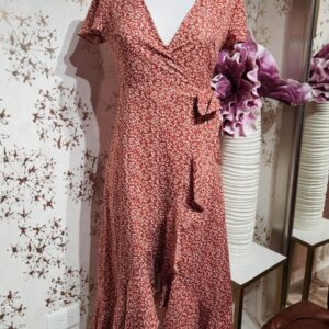 Vestido fresco con estampado de hojas