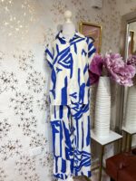 Set de blusa y pantalón beige con estampado azul