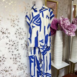 Set de blusa y pantalón beige con estampado azul