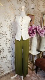 Chaleco con textura floral y botones dorados