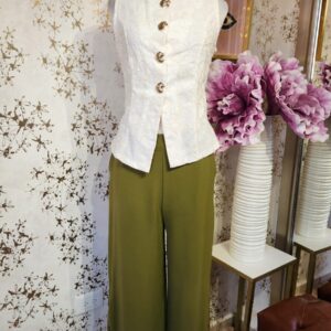 Chaleco con textura floral y botones dorados