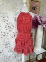 Vestido rojo floreado de olanes, cuello halter