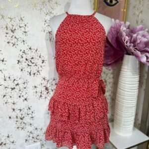 Vestido rojo floreado de olanes, cuello halter