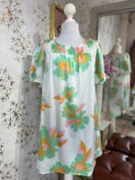 Vestido fresco blanco con estampado floral y manga globo