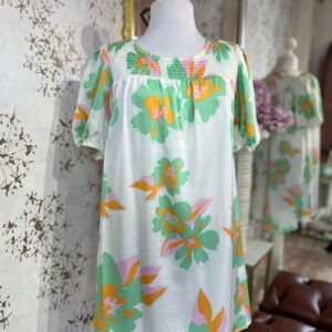 Vestido fresco blanco con estampado floral y manga globo