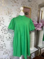 Vestido verde plisado con manga globo