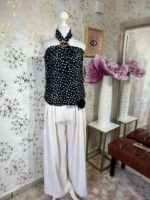 Top cuello halter negra con estampado de lunares blancos