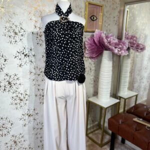 Top cuello halter negra con estampado de lunares blancos