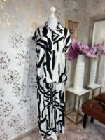 Set de blusa y pantalón beige con estampado negro