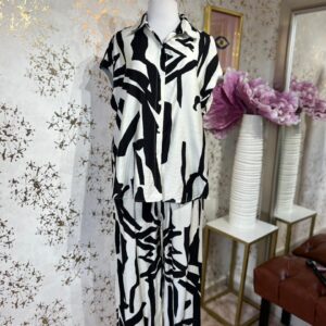 Set de blusa y pantalón beige con estampado negro