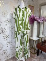 Set de blusa y pantalón beige con estampado verde
