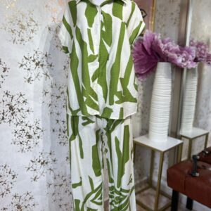Set de blusa y pantalón beige con estampado verde