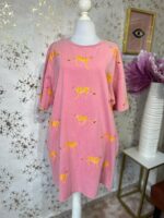 Vestido rosa con estampado de guepardo y bolsos a los laterales