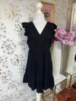 Vestido negro de escote V con mangas de olanes