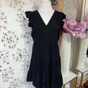 Vestido negro de escote V con mangas de olanes