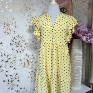 Vestido amarillo de olanes y corazones bordados morados