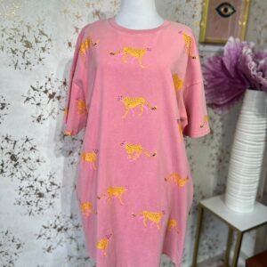 Vestido rosa con estampado de guepardo y bolsos a los laterales