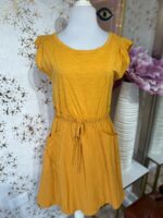 Vestido amarillo mostaza fresco con cordón en la cintura