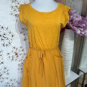 Vestido amarillo mostaza fresco con cordón en la cintura