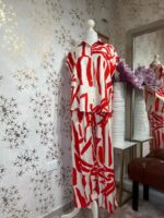 Set de blusa y pantalón beige con estampado rojo