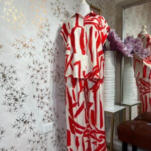 Set de blusa y pantalón beige con estampado rojo