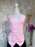 Blusa rosa de escote V cruzado, broche dorado en cintura