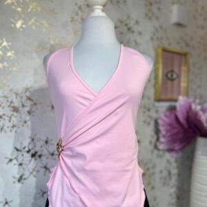 Blusa rosa de escote V cruzado, broche dorado en cintura
