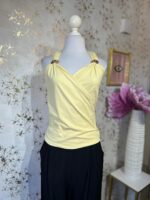 Blusa amarilla escote V cruzado, broches dorados en tirantes