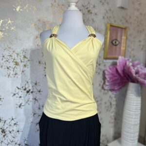 Blusa amarilla escote V cruzado, broches dorados en tirantes