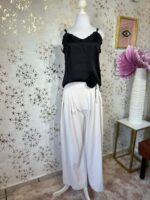 Pantalón beige con pinzas en la parte delantera, pierna ancha, tiro alto