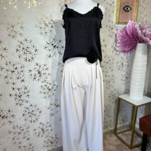 Pantalón beige con pinzas en la parte delantera, pierna ancha, tiro alto