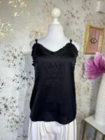 Blusa negra de tirantes tipo satin
