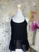 Blusa negra de tirantes y olan en la parte baja