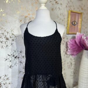Blusa negra de tirantes y olan en la parte baja
