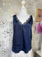 Blusa azul marino en escote V tipo satín con detalle de encaje en la parte superior
