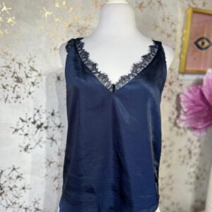 Blusa azul marino en escote V tipo satín con detalle de encaje en la parte superior