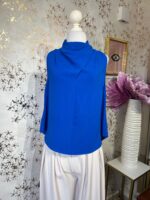 Blusa azul sin manga, cuello drapeado