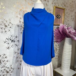 Blusa azul sin manga, cuello drapeado