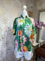 Blusa verde con estampado floral tipo satín